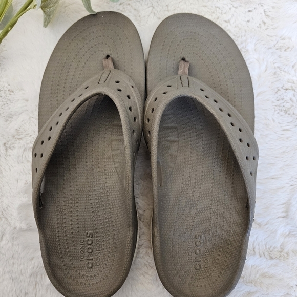CROCS Mens Flip Flops Sz 8 - Picture 1 of 7